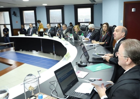 Prefeito é multado em R$ 41 mil pela contratação irregular de servidores no Amazonas