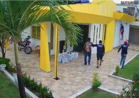 Vídeo: Disfarçados de policiais, criminosos roubam casa em Manaus