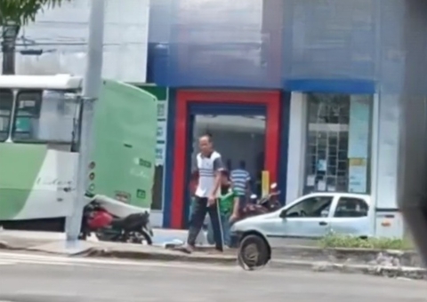 Motocicleta ‘entra’ na traseira de ônibus em acidente em avenida de Manaus; vídeo