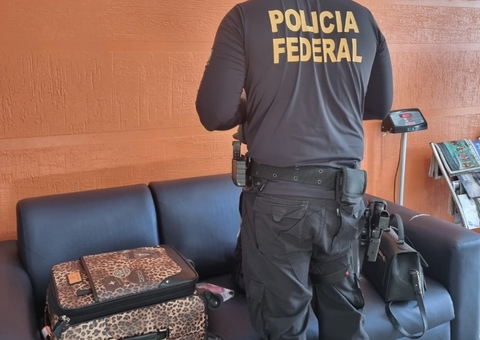 PF prende homem com R$ 24,7 mil e santinhos de candidato em aeroporto no Amazonas