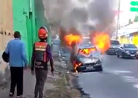 Carro fica em chamas em avenida de Manaus; Veja vídeo