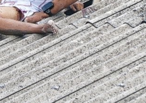 Vídeo: Detento agoniza até a morte em cima do telhado em Manaus