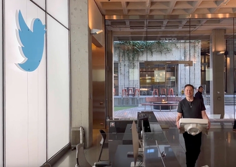 Elon Musk conclui compra do Twitter por US$ 44 bilhões e demite executivos