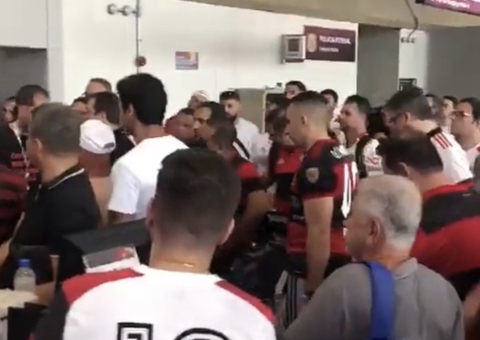Torcedores do Flamengo ficam sem voos para final da Libertadores e causam confusão em aeroporto; vídeo