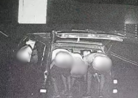 Motoristas mostram a bunda para radar em desafio bizarro para zombar de multas de trânsito
