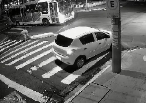 Taxista confunde caixão com decoração de Halloween e arrasta defunto por rua de SP