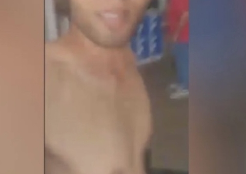 Cliente se irrita ao ser barrado em porta giratória de banco e fica nu