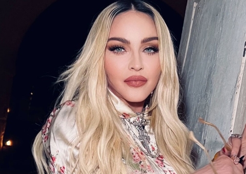 Aos 64 anos, Madonna mostra seios turbinados e lisinhos sem sutiã após silicone