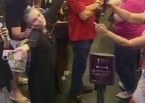 Regina Duarte é vaiada em teatro em São Paulo; vídeo 