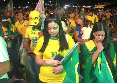 Bolsonaristas em Brasília se ajoelham, rezam e choram com vitória de Lula