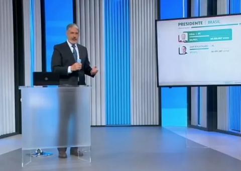 William Bonner abre latinha ao vivo e internautas apontam: ‘cerveja’