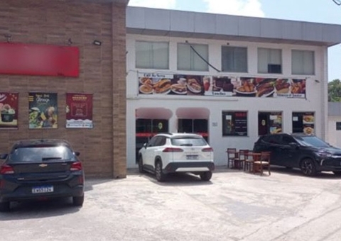 Restaurante com 'gato' de energia é flagrado com cola no medidor em Manaus