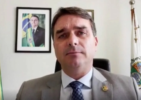 Flávio Bolsonaro se pronuncia pela primeira vez após pai perder eleição para Lula