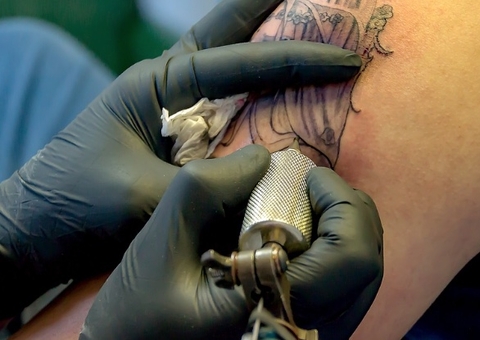Garota de 13 anos foge de casa após mãe descobrir tatuagem e ficar horrorizada