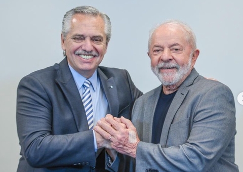 Presidente da Argentina se encontra com Lula em São Paulo e o parabeniza