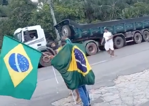 Mais duas rodovias são bloqueadas no Amazonas por caminhoneiros bolsonaristas
