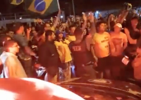 PM é chamada para conter protesto antidemocrático de caminhoneiros mas anuncia apoio; vídeo