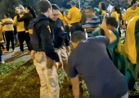 Vídeo mostra agente da PRF cortando grade para ajudar bolsonaristas em manifestação