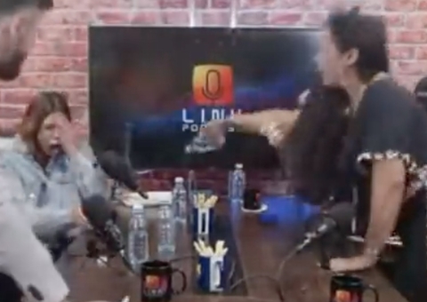 Ex-A Fazenda Rosiane Pinheiro joga água em Ingrid Ohara durante podcast 