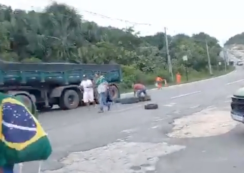 Mesmo após decisão de Moraes, rodovias permanecem bloqueadas por bolsonaristas no Amazonas