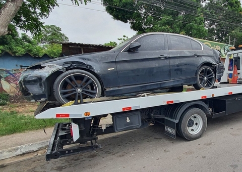 Veículos abandonados em calçadas são removidos em Manaus