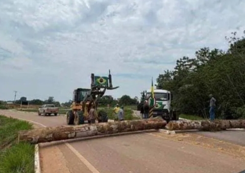 Manifestantes mantêm bloqueios na BR-230 e aglomeração na BR-174 no Amazonas, atualiza PRF