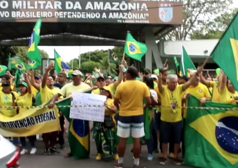 Vídeos: Manifestantes em Manaus cantam 'Hino Nacional' em ato pró-Bolsonaro