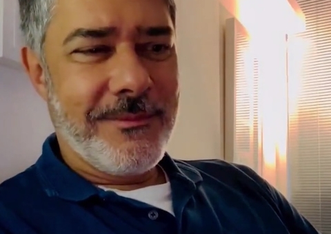 Bonner recria meme abrindo latinha de água após memes sobre cerveja na eleição