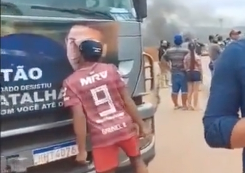 Bolsonarista dá beijão em caminhão com adesivo do Presidente; vídeo