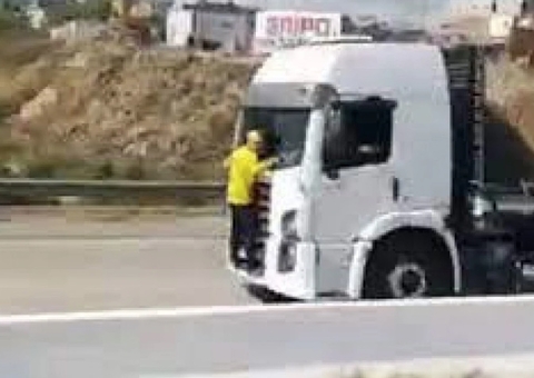 Vídeo: Bolsonarista se pendura em caminhão em movimento durante manifestação