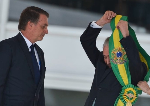 Bolsonaro cogita sair do país para não passar faixa para Lula