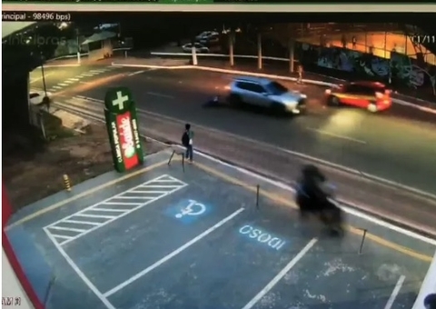 Após ser atingido por moto, menino é atropelado por carro quando retornava da escola; vídeo