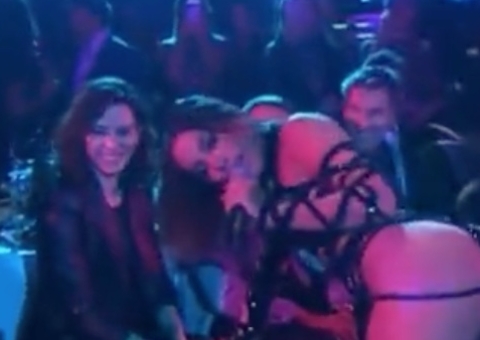 Anitta viraliza na Espanha ao provocar conservadoras com rebolado em premiação; vídeo