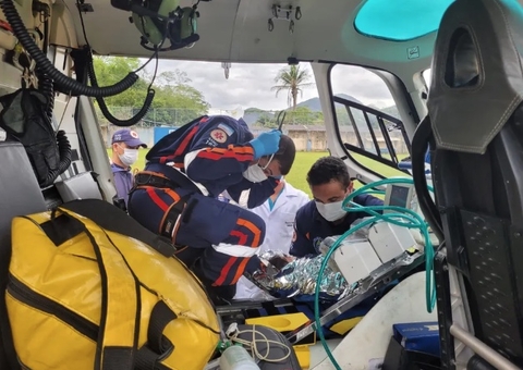 Bebê tem 40% do corpo queimado ao puxar panela cheia de comida