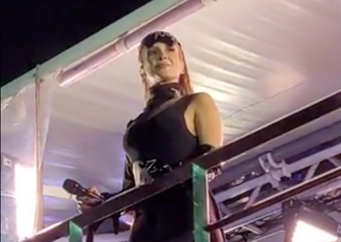 Claudia Leitte interrompe show em meio a gritos pró-Lula