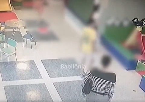 Vídeo mostra padrasto levantando criança pelo pescoço durante agressão em brinquedoteca