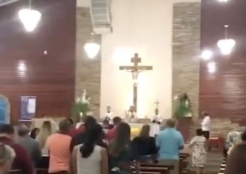 Padre tira batina e abandona missa após mandar fiéis eleitores de Lula saírem de igreja; vídeo