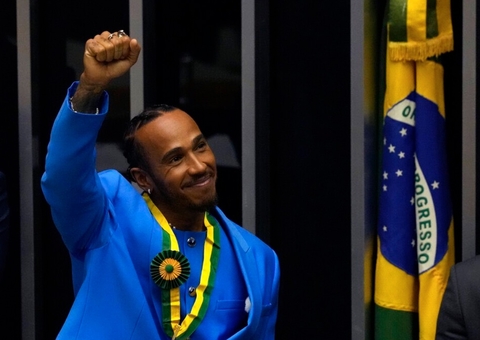 Lewis Hamilton ganha homenagem na Câmara e lota plenário em segunda atípica