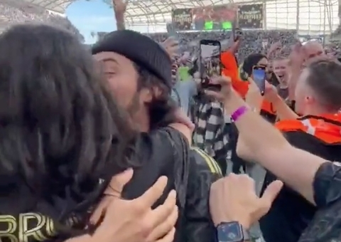 Bruna Marquezine ganha beijos de Xolo Maridueña durante jogo com Justin Bieber