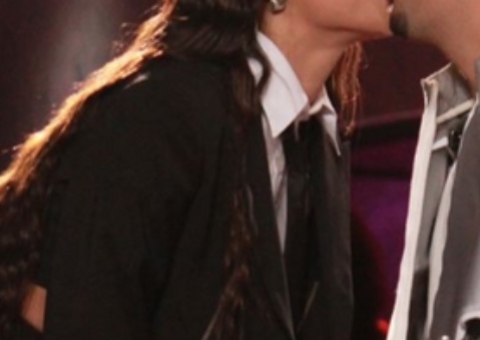 Pedro Sampaio e Pabllo Vittar dão beijo ao vivo em programa após flagra em praia