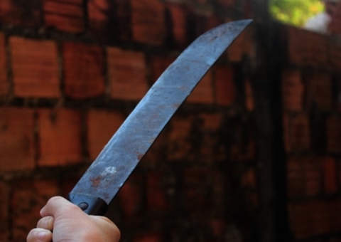 Homem embriagado tenta partir cabeça de cunhada a terçadadas no Amazonas