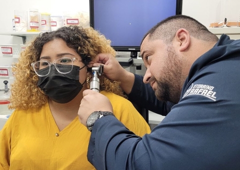 De virose a tumor, veja as principais causas da perda de audição