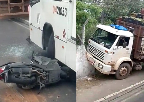 Motocicleta vai parar debaixo do ônibus em acidente na Torquato, em Manaus