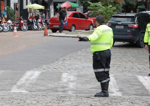 Motociclista se irrita com multa e agride agente de trânsito em Manaus