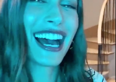 Hailey Bieber se diverte com avó falando português: ‘Ela bebeu muito vinho’