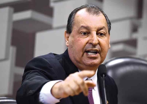 Omar critica protestos em frente a quartéis e diz que militares são 'coniventes' com 'balbúrdia'