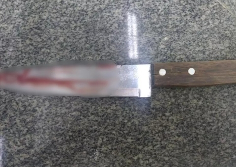 Mulher corre para a delegacia após esfaquear marido que lhe agredia