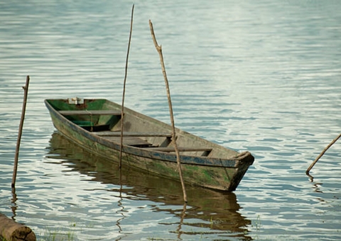 Criança morre afogada após canoa afundar no Amazonas; pai está desaparecido