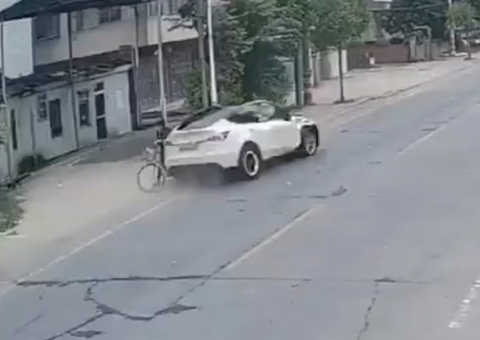 Carro Tesla desgovernado, acelera e mata duas pessoas; vídeo