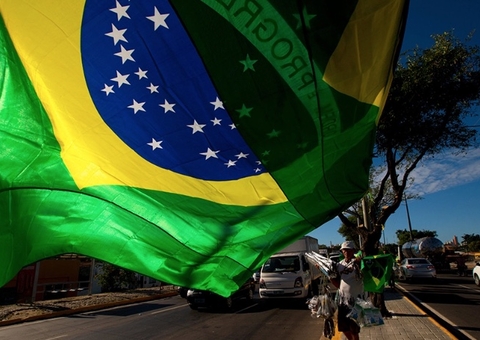Uso político da camisa da Seleção faz torcedor buscar outras cores